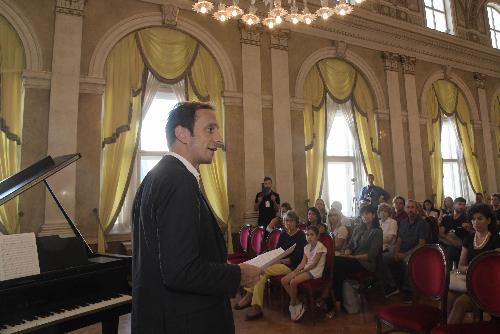 Il governatore del Friuli Venezia Giulia, Massimiliano Fedriga, durante il suo intervento al concerto d’apertura del Trieste Piano City.